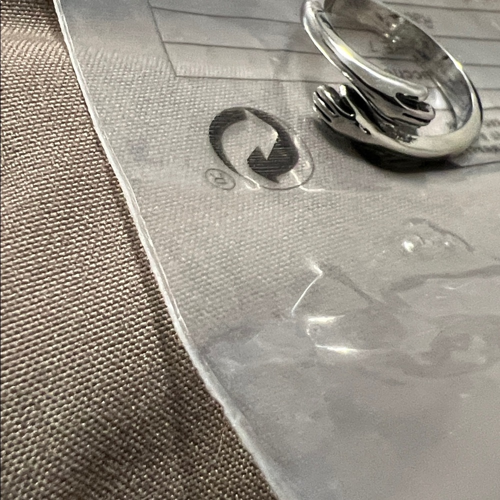 NewSilver Hug Design Ring - Picture 3 of 3